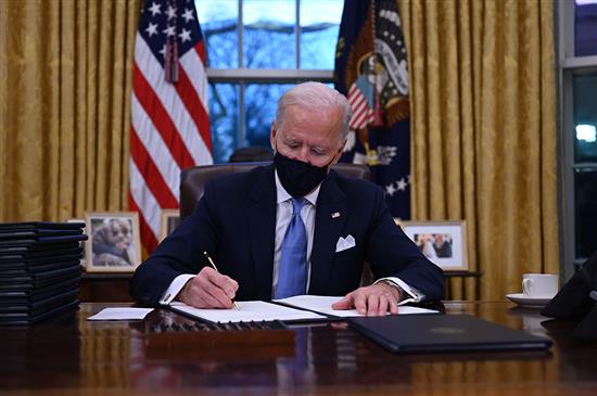 当地时间2021年1月20日，美国华盛顿，美国总统拜登在白宫签署一系列行政令。人民视觉 图